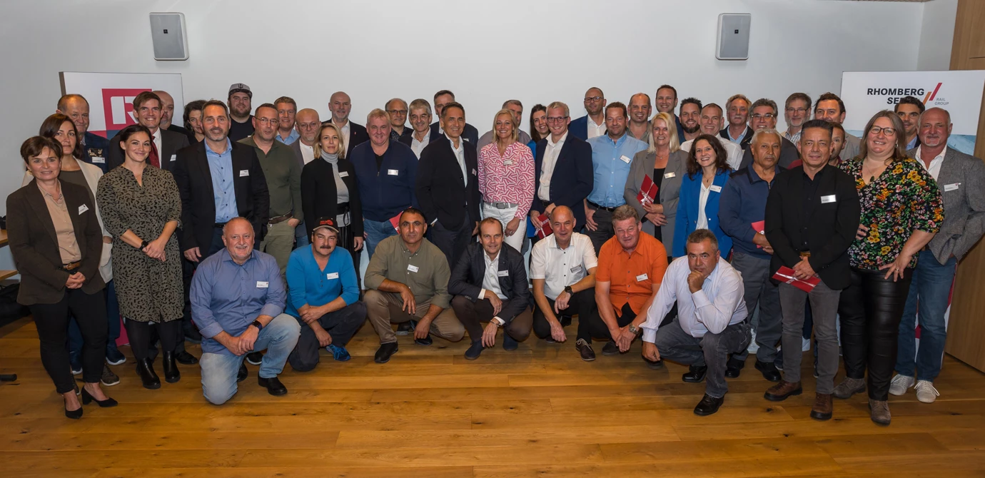Über 1 000 Jahre Rhomberg: Die Jubilare des Bregenzer Bau- und Bahntechnikunternehmens feierten traditionell im Hotel Schwärzler. Foto: Mike Siblik Über 1 000 Jahre Rhomberg: Die Jubilare des Bregenzer Bau- und Bahntechnikunternehmens feierten traditionell im Hotel Schwärzler. Foto: Mike Siblik